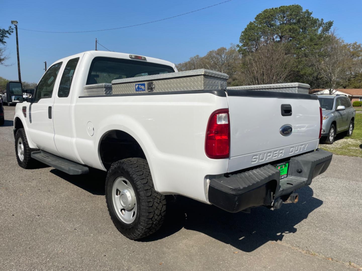 2008 WHITE FORD F-350 SUPERDUTY XL (1FTWX31R28E) with an 6.4L engine, Automatic transmission, located at 5103 Dorchester Rd., Charleston, SC, 29418-5607, (843) 767-1122, 36.245171, -115.228050 - Photo#4